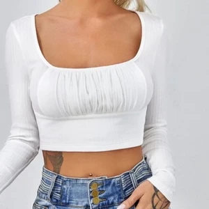 Långärmadtröja  - Säljer den här tröjan då den tyvärr inte passade 💕 tvättas såklart innan jag postar!