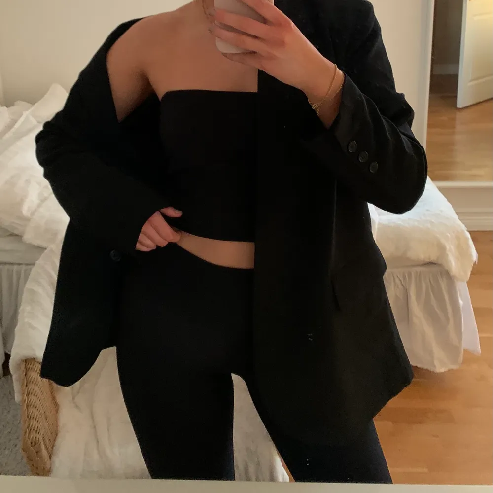 Perfekt oversize blazer från Ginatricot, storlek 44 men sitter jättefint oversized på mig som är ca 170😍köpt förra sommaren men endast använd 1 gång.. Kostymer.