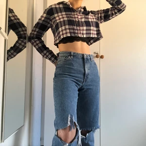 Croptop skjorta - En avklippt skjorta från h&m i väldigt bra skick!!:)