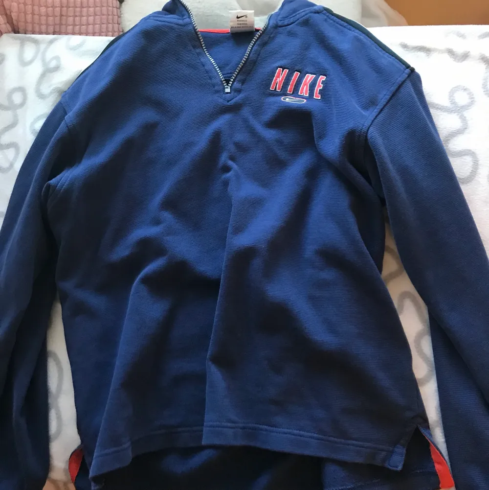 Nike unisex vintage hoodie som jag köpt secondhand men jag vill ha den lite mer oversize därför säljer jag. Tröjan är XL i barnstrl som är ungefär som en S. Jag är strl M vanligtvis.💙💙. Tröjor & Koftor.