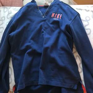 Nike unisex vintage hoodie som jag köpt secondhand men jag vill ha den lite mer oversize därför säljer jag. Tröjan är XL i barnstrl som är ungefär som en S. Jag är strl M vanligtvis.💙💙