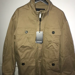 Dsquared2 jacka helt ny! - Strl 46. Helt oanvänd och vid snabbare affär billigare, markant billigare. 10000kr med prislappen kvar. 