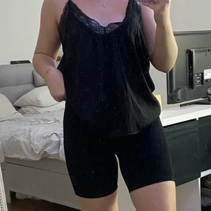 Linne - Ett svart linne från Vero Moda. Väldigt fint på men tight i brösten