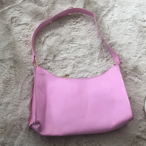Rosa väska - Rosa liten väska med gulddetaljer från Shein. Aldrig använd. 