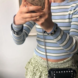 Zara topp - Ny ribbad randig zara top som är använd 1 gång köpt för 400kr 💕 storlek m men är stretch så passar även xs och S 