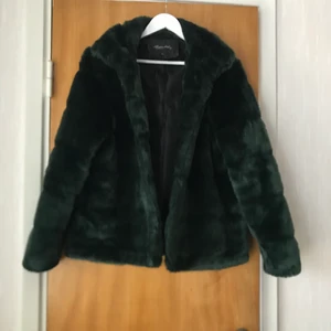 M/L - HAPPY HOLLY Gia Fur Jacket Dark Green från Bubbleroom M/L
