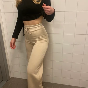 Nelly Wideleg Mjukisbyxor - Köpte byxorna och dom var för långa för mig som är 154cm. På bilden så är det min kompis som testar den och hon är 165cm lång, byxorna är sköna och bra i materialet. Dom är också utsvängda vilket gör att man kan ha det när man ska ut och vara bekväm samtidigt!  Skriv för mer bilder ❤️❤️💖