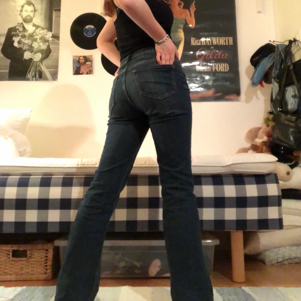 low/mid waist bootcut jeans från lindex. jättesköna, snygg bootcut och rätt så stretchigt jeanstyg. jättebra skick. frakt tillkommer/möts upp i sthlm✨💅🏼. Jeans & Byxor.