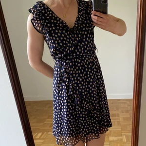 Sommarklänning i romantisk stil, stlk S - Säljer min fina romantiska sommarklänning, för jag har för många 😅 Omlott vid bysten, som är fastsytt i midjan. Slutar 1dm ovanför knäna på mig som är 168. Två olika blå nyanser och ljusa prickar, svart kantsöm. Stlk S. Finns hakar att sätta skärp i midjan. 