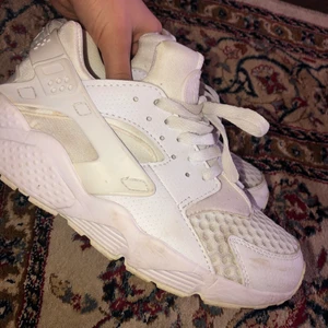 Nike huaraches vita strl 39, bra skick - Ett par Nike huaraches skor i storlek 39, vita. De är endast lite smutsiga men kan snabbt och enkelt bli rena innan försäljning. Inga hål eller liknande. Pris kan diskuteras!