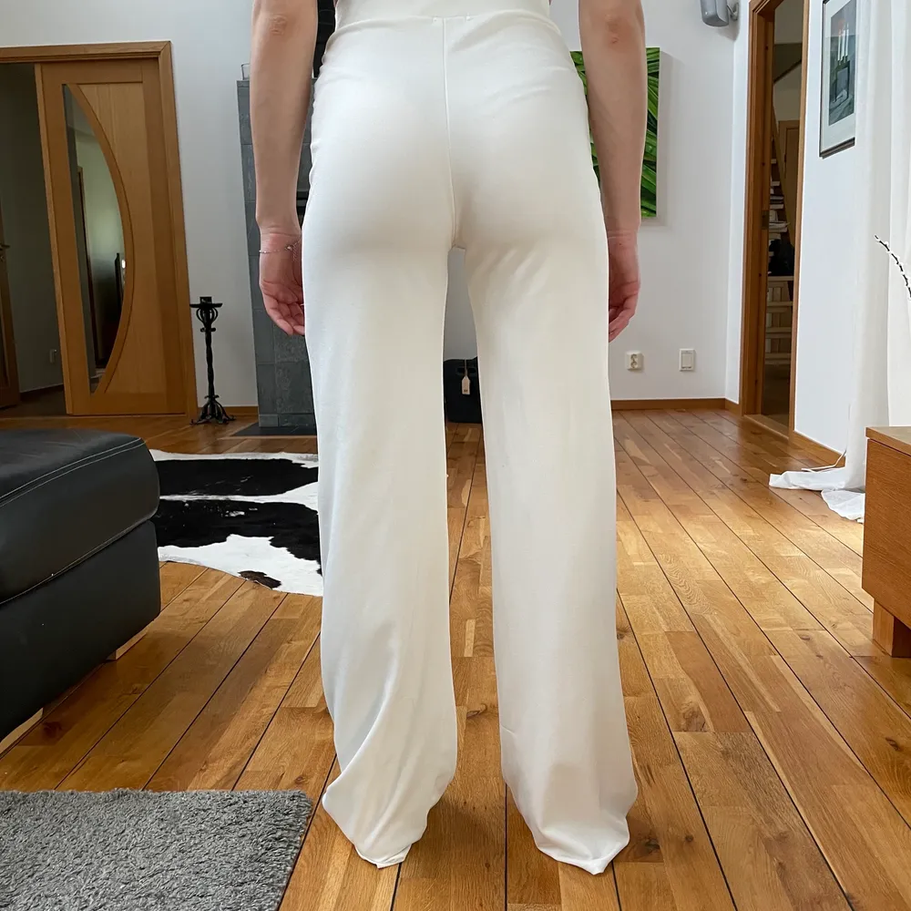 Super snygga vita kostym liknade byxor, perfekta till studenten! Använda ungefär 5 gånger och är i nyskick. (Om fler är intresserade blir det budgivning). Jeans & Byxor.
