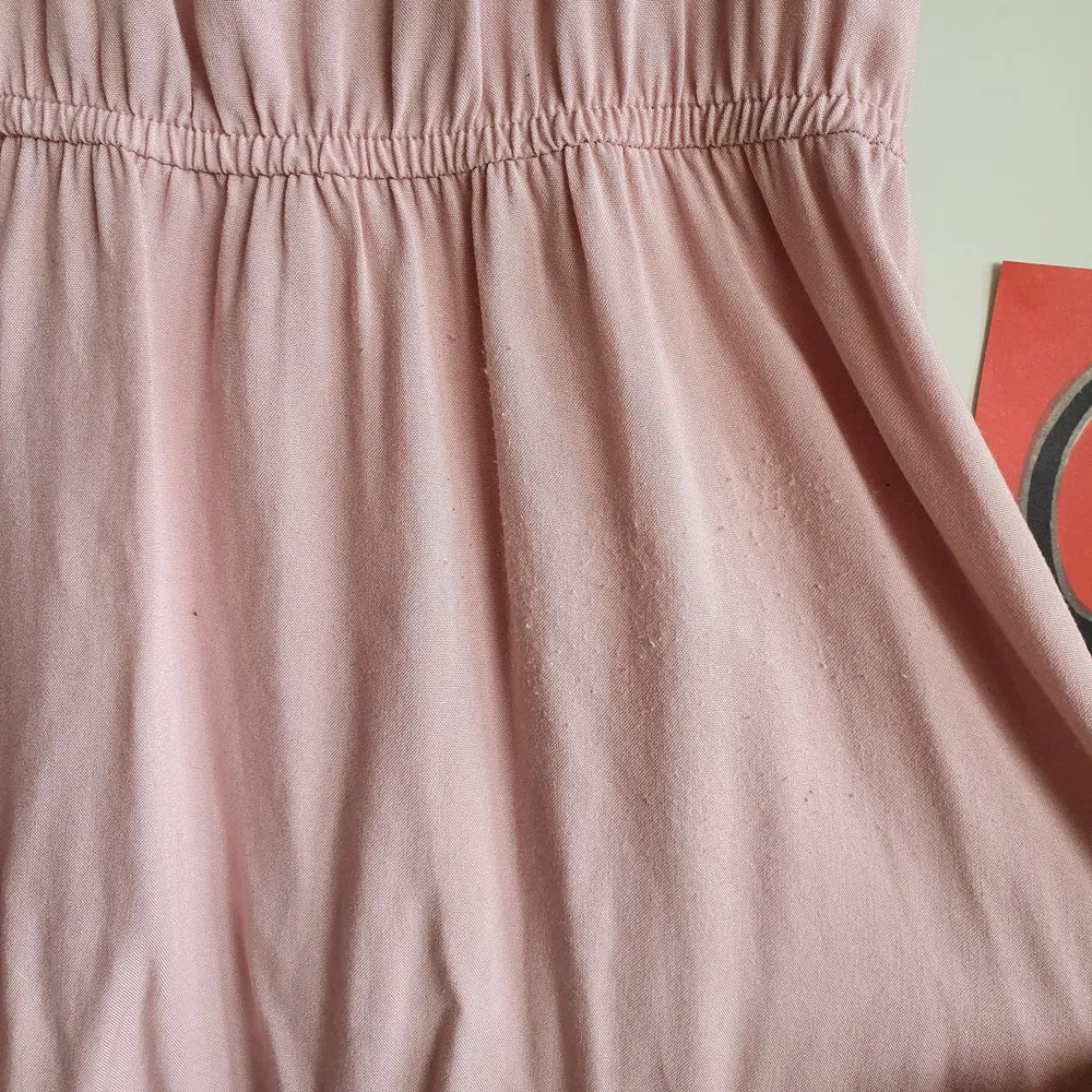 Söt rosa klänning från nakd, perfekt till sommaren. Klänningen är lite nopprig (se sista bilden). Klänningar.
