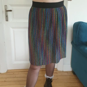 Lång glittrig regnbågskjol Storlek M - Lång glittrig regnbågskjol Storlek M