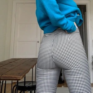 Weekday byxor rutiga - Helt nya byxor från Weekday i strl 36. Dragkedja längst ned i benen. Strl 36.