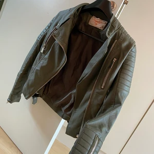 Grön skinnjacka - Grön skinnjacka storlek 34/36 