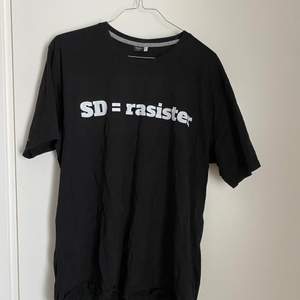 En oversize tshirt med trycket SD=rasister