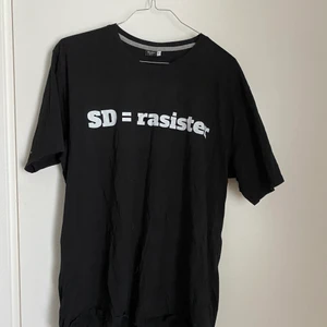 Statement tröja - En oversize tshirt med trycket SD=rasister