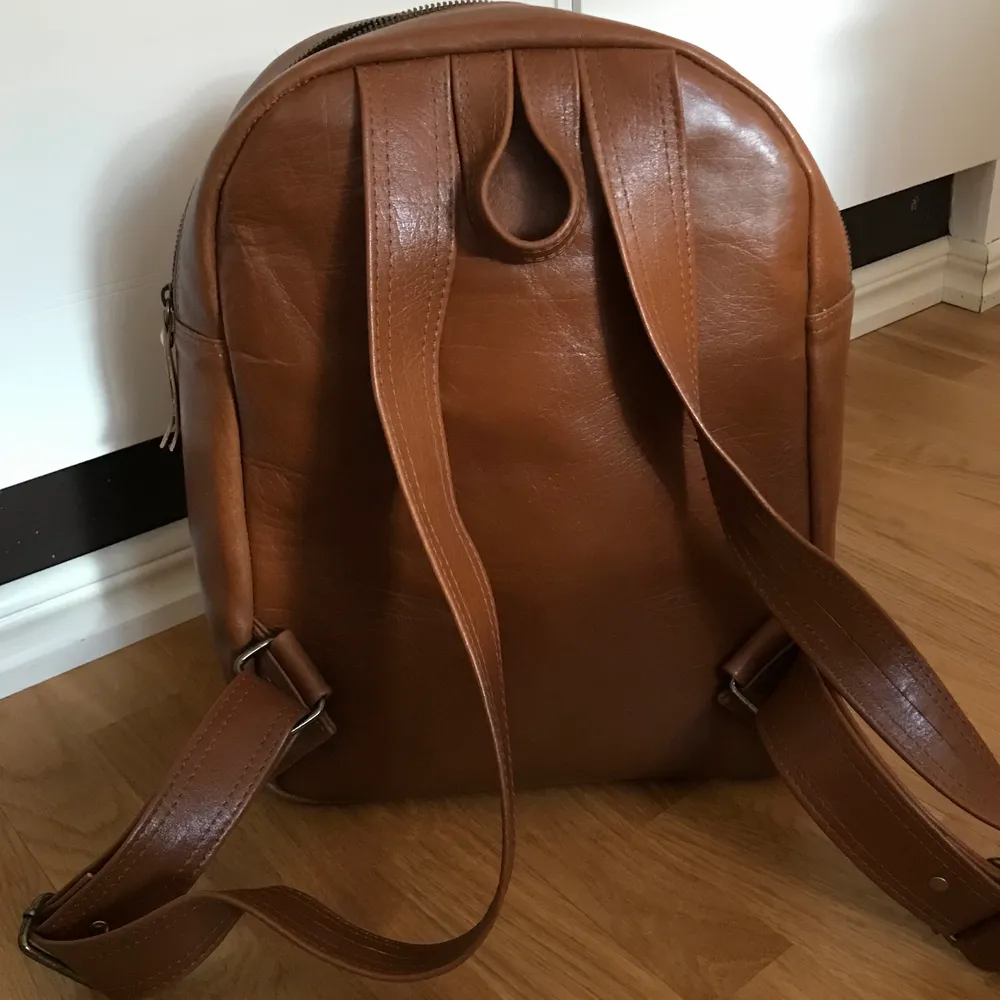 Pelino Leather vintage inspired backpack with horses imprinted in the leather. Great condition, almost never worn. . Väskor.