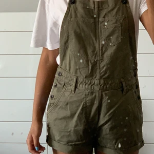 Ett par gröna hängsle shorts - Detta är ett par skogs gröna hängsle shorts som jag använt typ 1-2 gånger innan men som inte riktigt är min stil