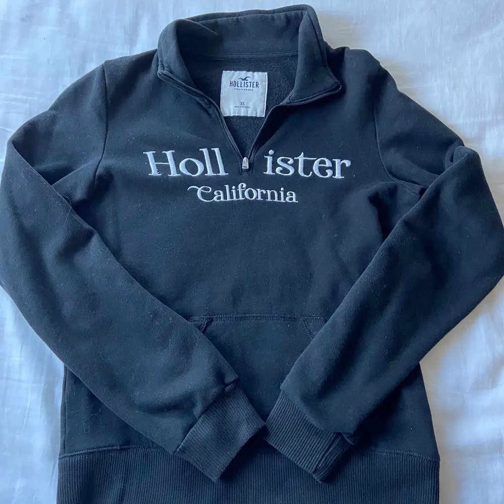 svart suuuuperskön hollister tröja, inte riktigt min stil så använd få gånger så nyskick, pris och fraktkostnad kan diskuteras . Hoodies.