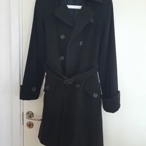 Snygg Kappa! - Jätte fin svart kappa med snygga knapp detaljer.           st 34 för liten här tyvärr. Perfekt båda till vardags och när man vill vara fin. 