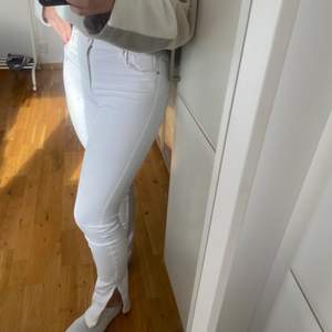 Säljer mina gamla favorit jeans från zara då dem inte kommer till användning i garderoben längre. Extremt sköna jeans som har en slits där nere och är väldigt stretchiga🥰strl 36, skriv till mig om du vill ha fler bilder eller undrar något🤗