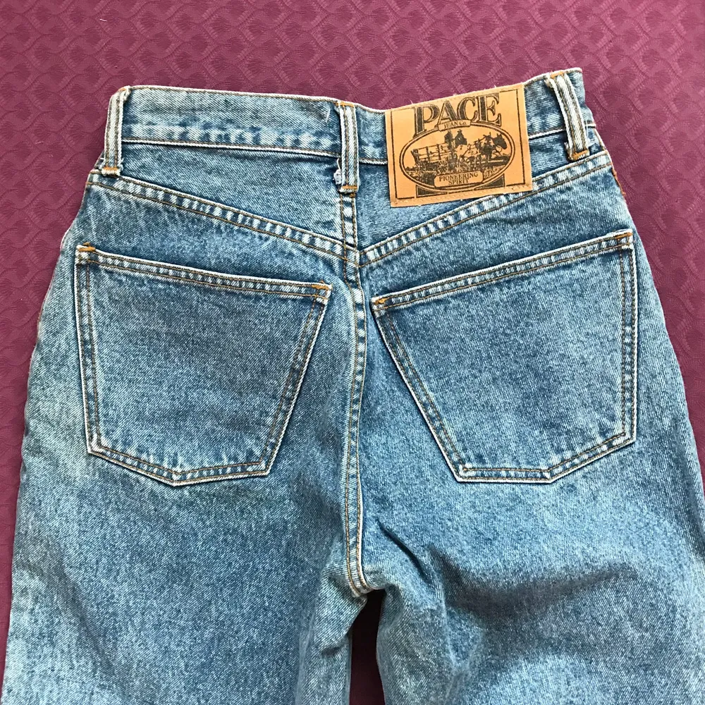 Ett par pace jeans i stl 28..... passar mer en 26-27. Jag har vanligtvis 28/38 men de här byxorna var jag för stor för. De är köpta från sellpy och är i nyskick, tror den förra ägaren knappt använt dem. Det är några roliga figurer som jag tror hamnar vid knäna när man har dem på sig :) pris kan diskuteras och vid stort intresse blir det budgivning:). Jeans & Byxor.