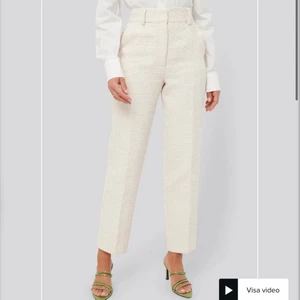 NAKD kostymbyxor - Jättesnygga kostymbyxor frå NAKD som tyvärr inte kommit till användning, endast använda en gång!  Nypris 599kr, mitt pris 400kr ink frakt. 