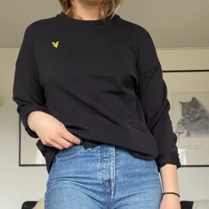 Lyle & Scott collagetröja - Svart collagetröja från L&S som aldrig används. Är dam-modell i L flr att jag ville ha den större. Mina mått hittar ni i min profil om ni är osäkra om plagget kommer att passa er! 💝