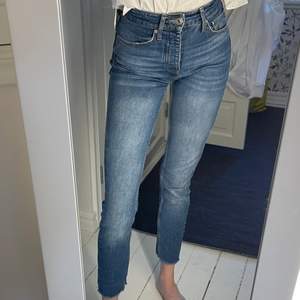 Mellanblå jeans från Gina Tricot. 