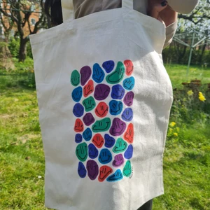 tote bag med egen design 💕 - hej! här är en till design som jag har gjort, vill man ha en liknande så går det att fixa 🥰 eller kanske ett helt annat motiv eller andra färger? PM för mer info 😚✌🏼 BJUDER PÅ FRAKTEN - 150kr per väska 💕