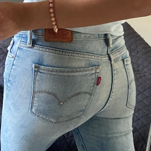 Lågmidjade Levis Jeans - Levis Jeans med slitningar längs foten! 