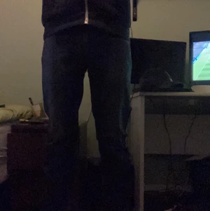 Vintage levis jeans - Straight fit men lite smalare. Leg opening=20 length=109 waist=41/82 runt om. Lite mindre än 31 och lite kortare än 34 