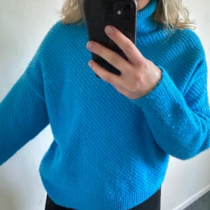 Jätte fin blå polotröja!! - Super fin!! Storlek S!använd fåtalgånger 💘 hör av er vid intresse 💛💛