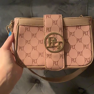 Väska  - Jätte söt väska i bra skick! Köptes för 210kr säljs för 100kr✨