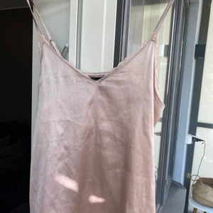 Rosa topp - Jättesöt rosa topp från Secret Possessions. Använd ett flertal gånger men ändå i bra skick. Säljer den pga liten i bysten. Köparen står för frakt.