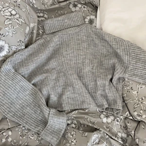 Grå croppad polotröja - En grå croppad polotröja i bra skick, storlek M
