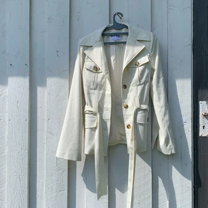 NAKD vårjacka - Stl S motsvarande 36 - Jackan är i nyskick & har en underbart fin passform! En perfekt jacka nu till hösten!!