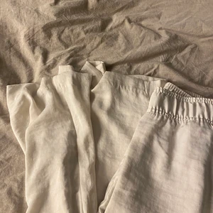 Linnebyxor - Säljer ett par jättefina, helt oanvända, linnebyxor från H&M. Säljs pga av att jag har tappat bort kvittot och det är fel storlek. Strl: S.  Säljs för 229+ frakt! Råkat slå på en budgivning, men ignorera den 💕☀️🐚 