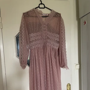 Sommar klänning - Fin sommarklänning i storlek L men passar även M. Den är aldrig använd eftersom den var för stor för mig.