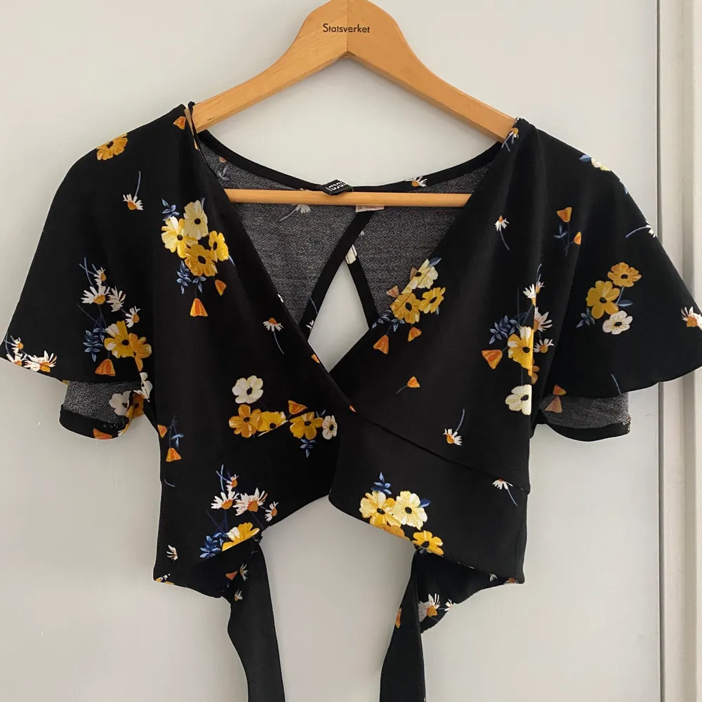 Worn a few times (maybe 3/4) but in excellent condition. I love this beauty but never wear it and I know someone else will love it more! Brought it with me from South Africa 🌻. Toppar.