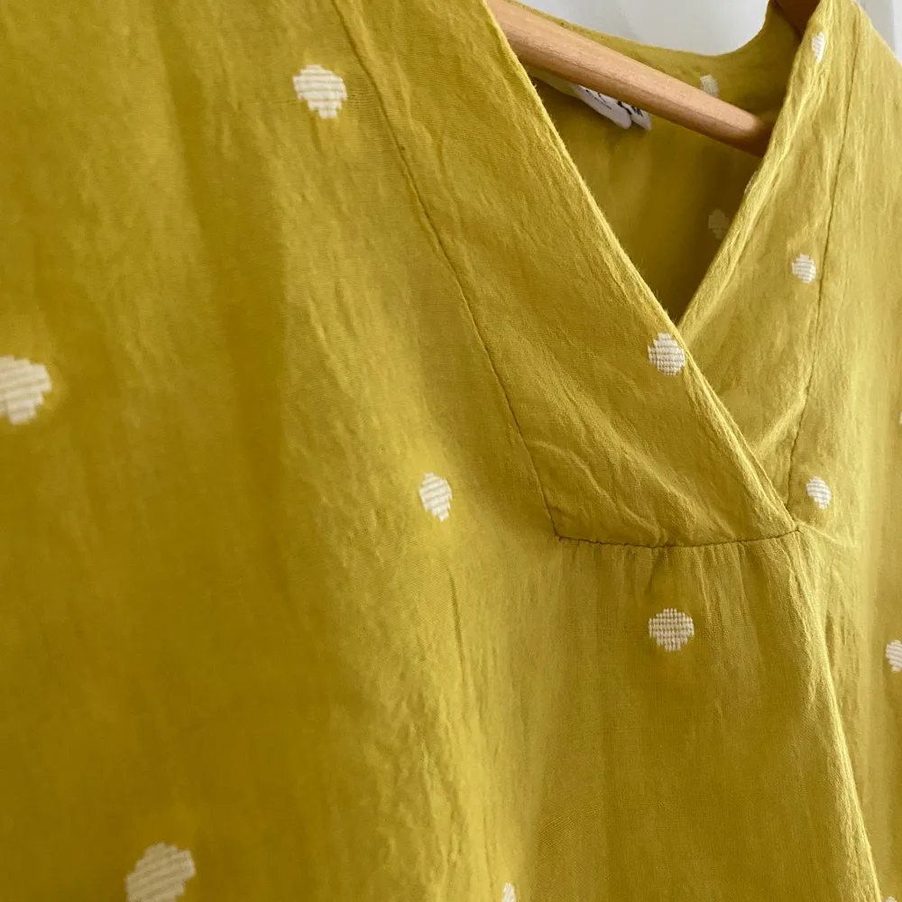 Cutest mustard colored top from Masai. It has embroided white polka dots and never before worn 🌻. Toppar.