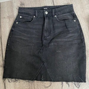 Svart jeanskjol  - Svart jeanskjol i storlek 36! Knappt använd. Skulle säga att den funkar även på en som vanligtvis har storlek 38! 