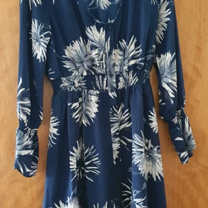 klänning  - mönstrad klänning endast använd vid ett tillfälle. 