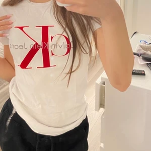 Calvin Klein - Säljer min fina Calvin Klein tröja som är i mycket bra skick. 