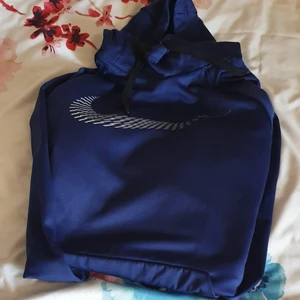 Unisex blå Nike hoodie tröja  - Säljer min Nike unisex tröja. Som är I mycket bra skick och passar xxs_l ock sitter oversize och mycket skönt.Finns fler bilder och I kommenterna eller köp direct 450