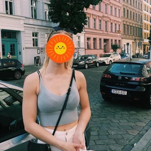 Ljusblått stickat linne  - Ljusblått stickat linne köpt från en one size butik i Berlin. Onesize men skulle uppskatta att den passar xs-s. Ev en m beroende på. Kortare modell. Superfint!