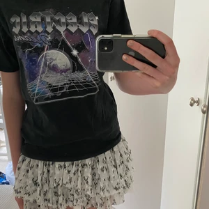 T-Shirt med tryck - Säljer denna super fina t-shirten köpt för några år sedan. Ändast använd ett fåtal gånger💛🧚