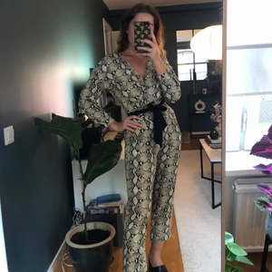 Jumpsuit Zara - Från Zara. Passar storlek 34-36. Använd en gång, i nyskick.
