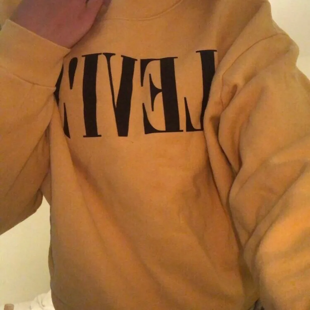 Gul sweatshirt från Levis i storlek xs, använd ett antal gånger.. Tröjor & Koftor.